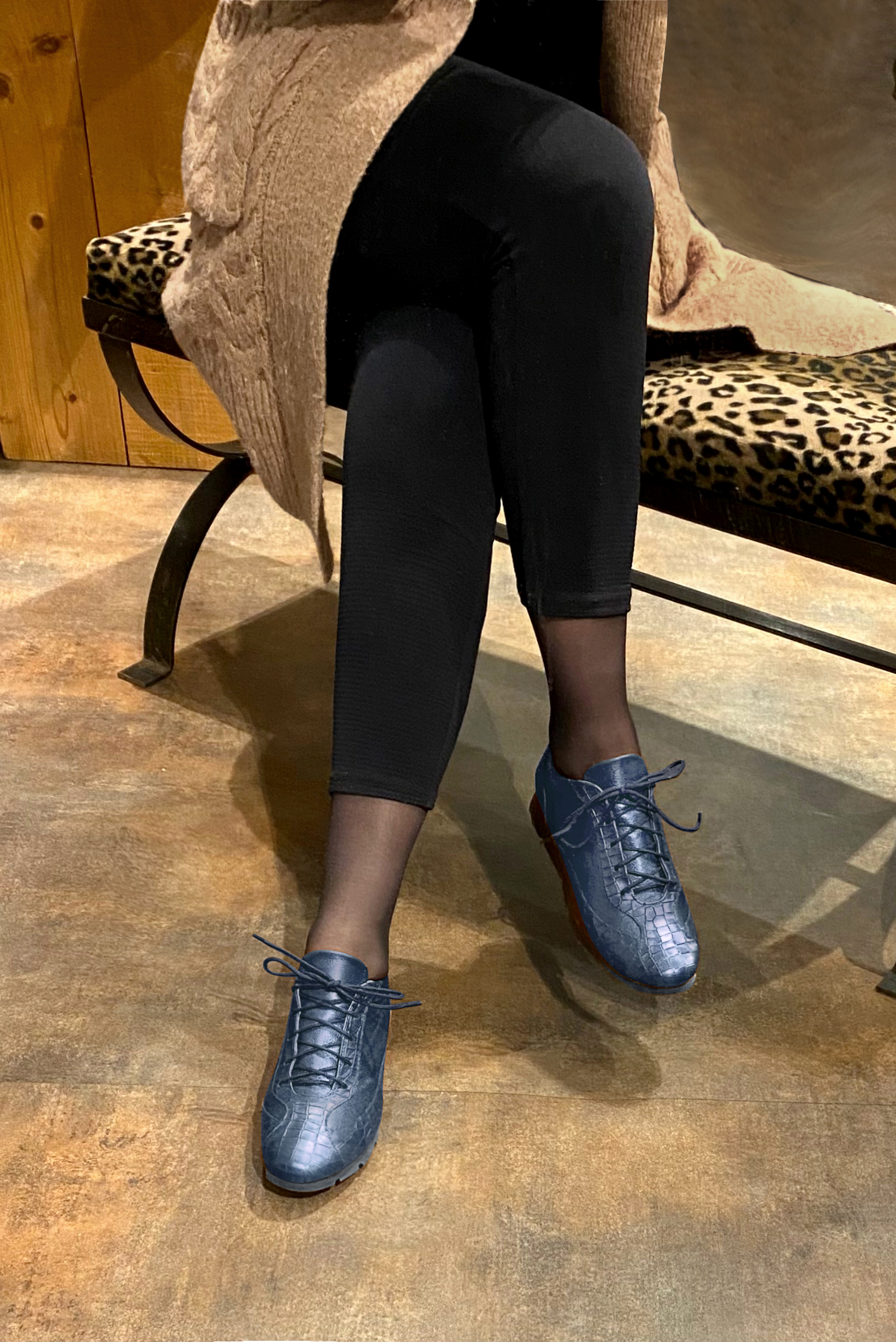 Denim blue women's elegant sneakers. Round toe. Flat rubber soles. Worn view - Florence KOOIJMAN